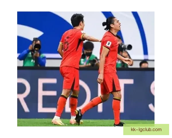 中国男足在18强赛中主场2-1力克印尼迎来首胜全场表现精彩奋力拼搏
